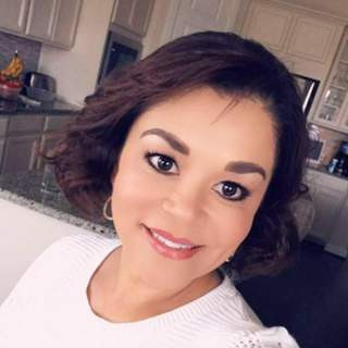 Positiv kvinna öppen för nya möten